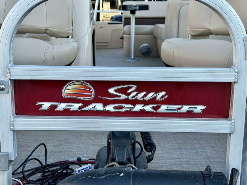 2019 Sun Tracker Fishin' Barge 20DLX