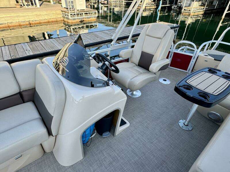 2019 Sun Tracker Fishin' Barge 20DLX