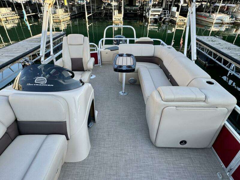 2019 Sun Tracker Fishin' Barge 20DLX