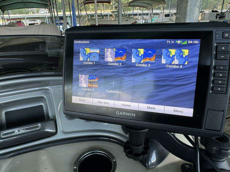 2019 Sun Tracker Fishin' Barge 20DLX