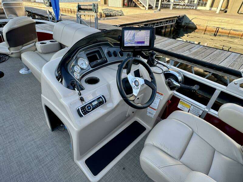 2019 Sun Tracker Fishin' Barge 20DLX