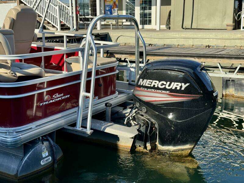 2019 Sun Tracker Fishin' Barge 20DLX