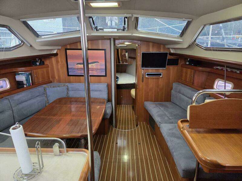 2007 Hunter 44DS interior
