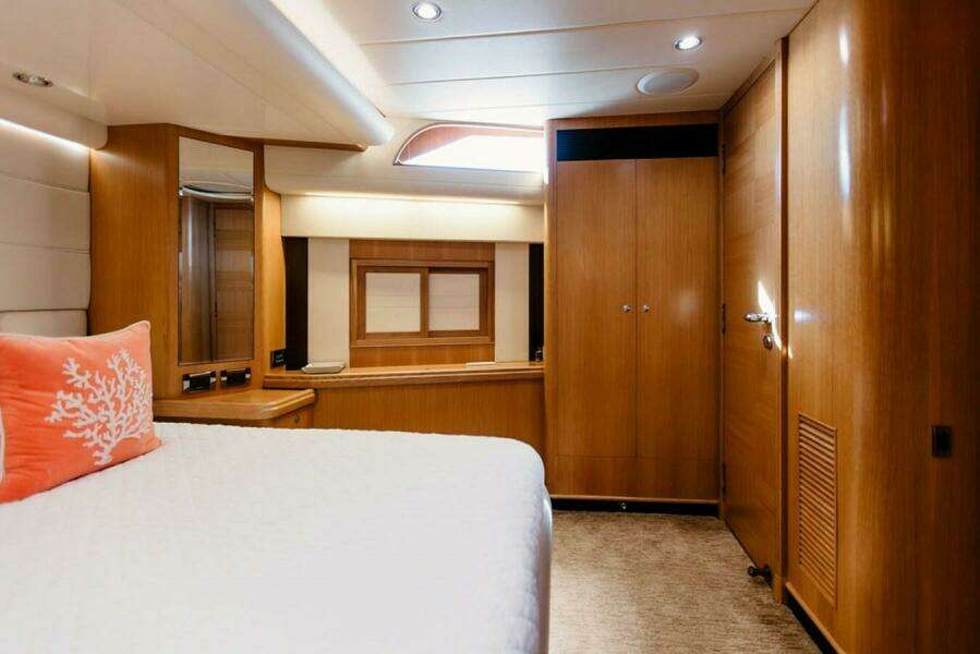 2010 Horizon Enclosed Pilothouse