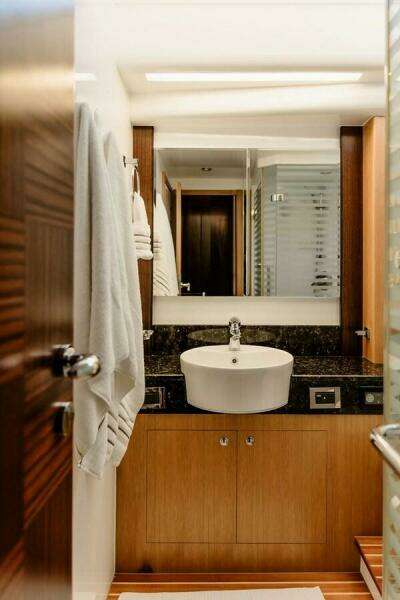 2010 Horizon Enclosed Pilothouse