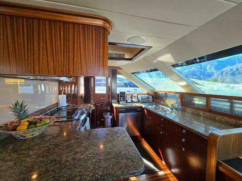 2010 Horizon Enclosed Pilothouse