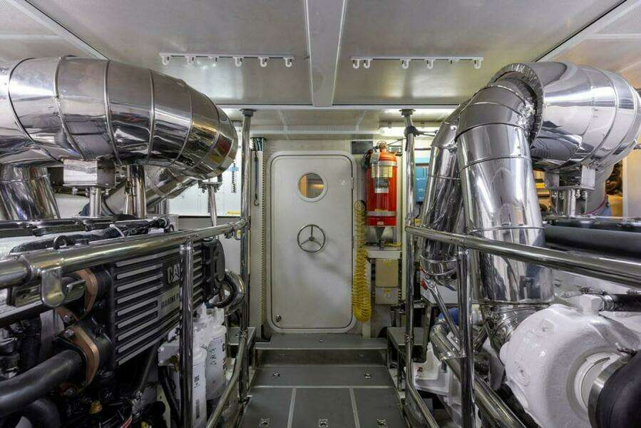 2010 Horizon Enclosed Pilothouse