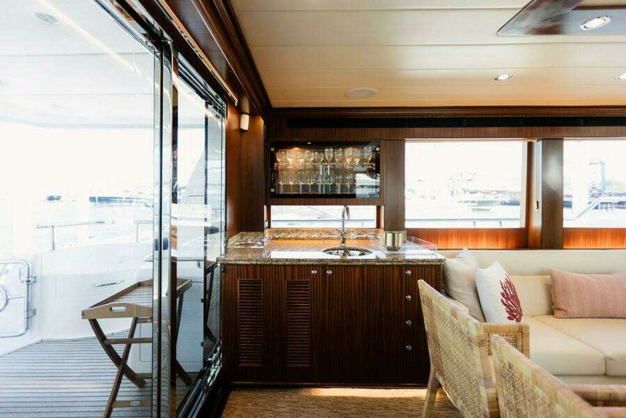 2010 Horizon Enclosed Pilothouse