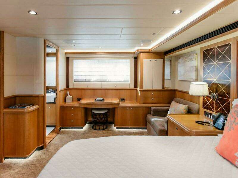 2010 Horizon Enclosed Pilothouse