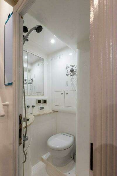 2010 Horizon Enclosed Pilothouse