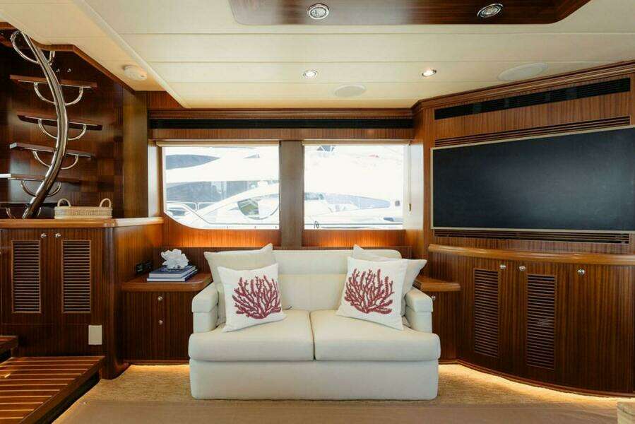 2010 Horizon Enclosed Pilothouse