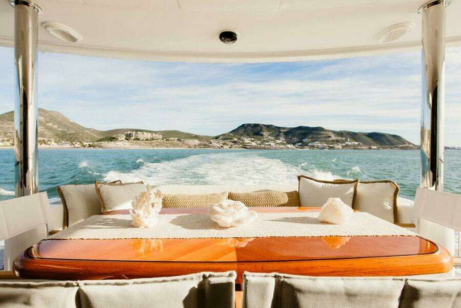 2010 Horizon Enclosed Pilothouse