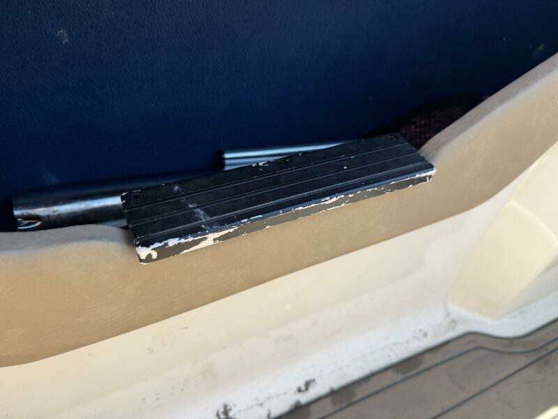 1999 Sea Ray 215 Express Cruiser