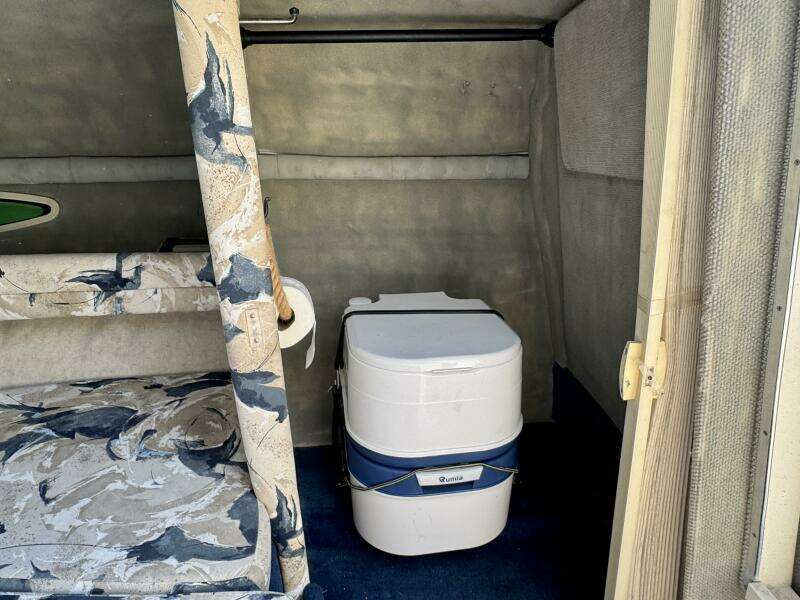 1999 Sea Ray 215 Express Cruiser