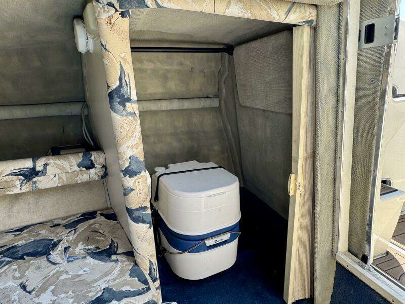 1999 Sea Ray 215 Express Cruiser