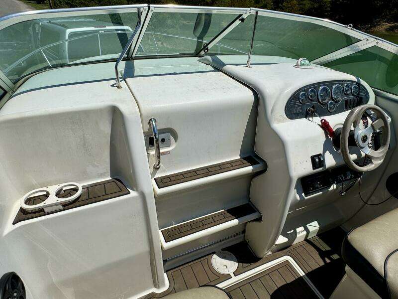 1999 Sea Ray 215 Express Cruiser