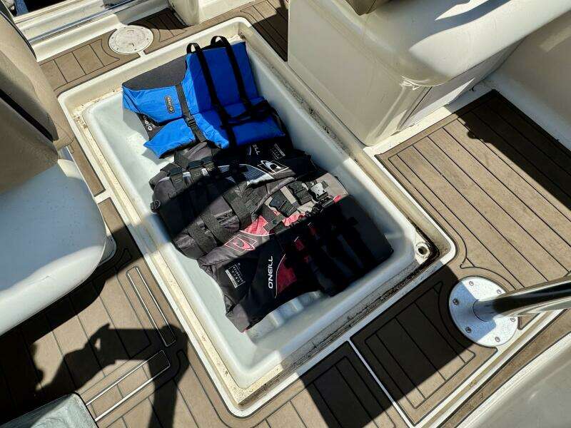 1999 Sea Ray 215 Express Cruiser