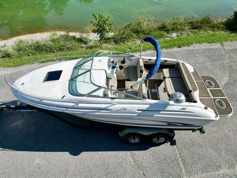 1999 Sea Ray 215 Express Cruiser