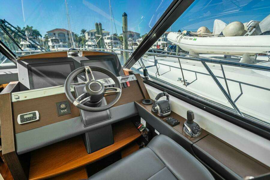 2016 Tiara Yachts 50 Flybridge - Helm/Electronics 