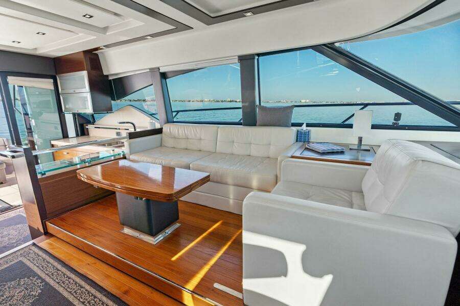 2016 Tiara Yachts 50 Flybridge - Salon