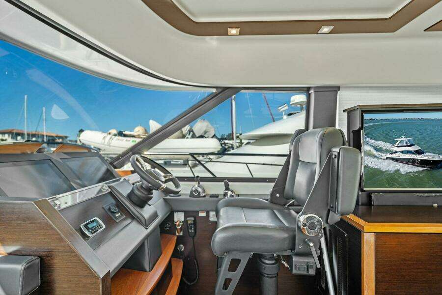 2016 Tiara Yachts 50 Flybridge - Helm/Electronics 