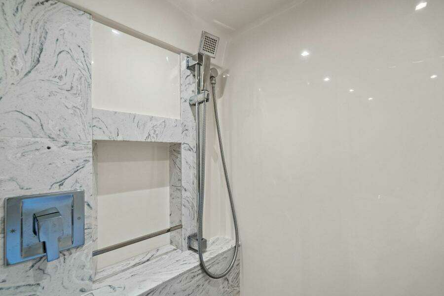 2016 Tiara Yachts 50 Flybridge - Head