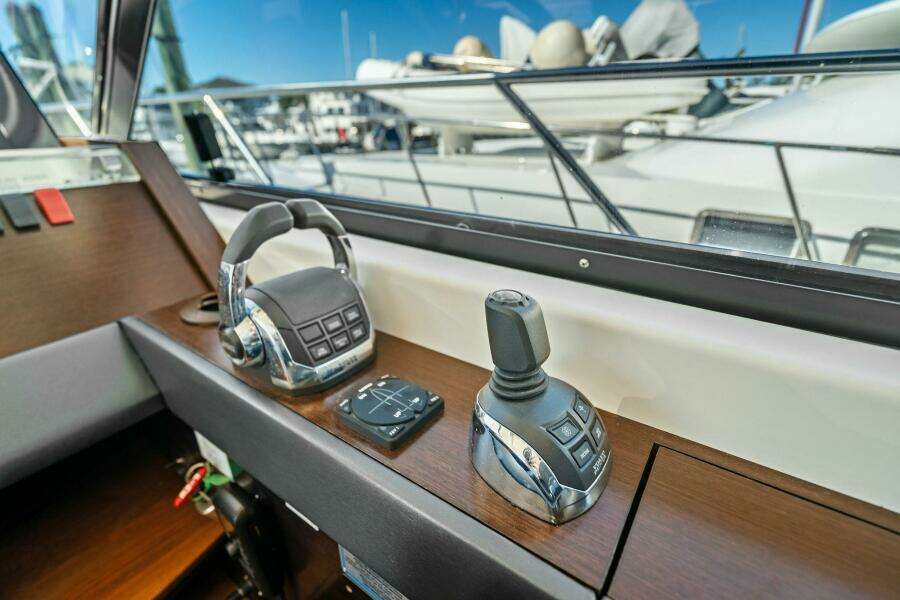 2016 Tiara Yachts 50 Flybridge - Helm/Electronics 