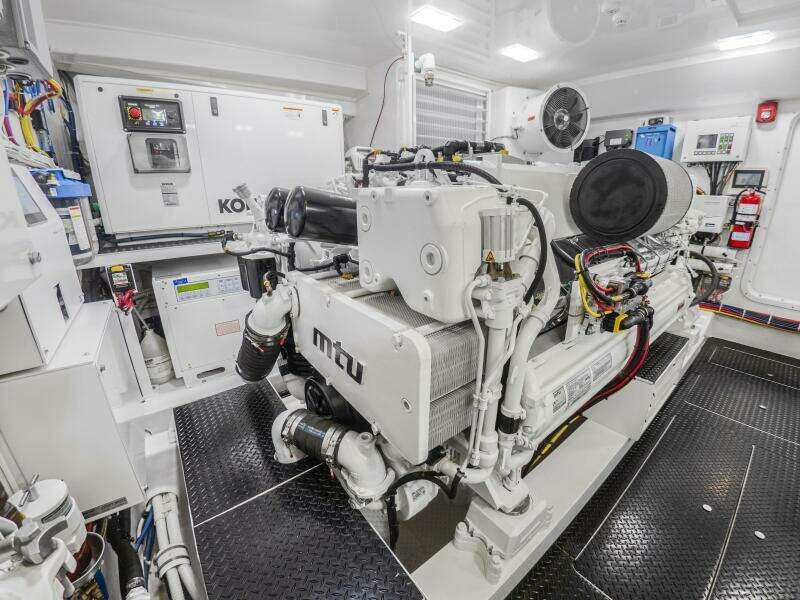 2021 Viking 92 Skybridge