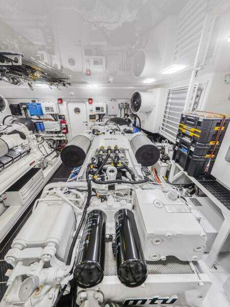 2021 Viking 92 Skybridge