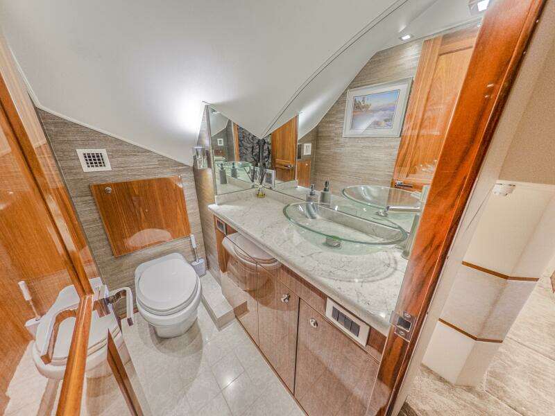 2021 Viking 92 Skybridge