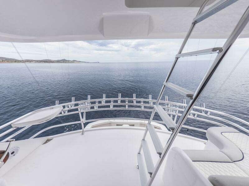 2021 Viking 92 Skybridge