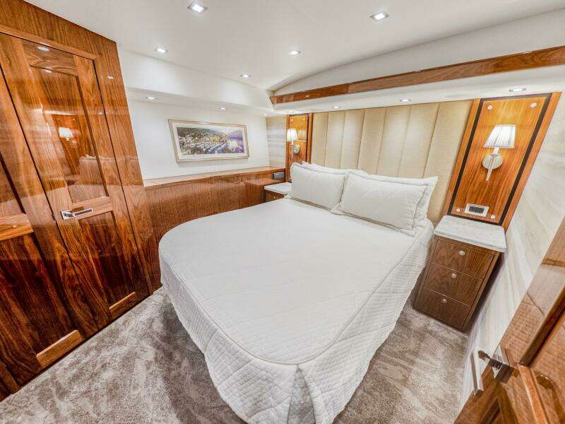 2021 Viking 92 Skybridge