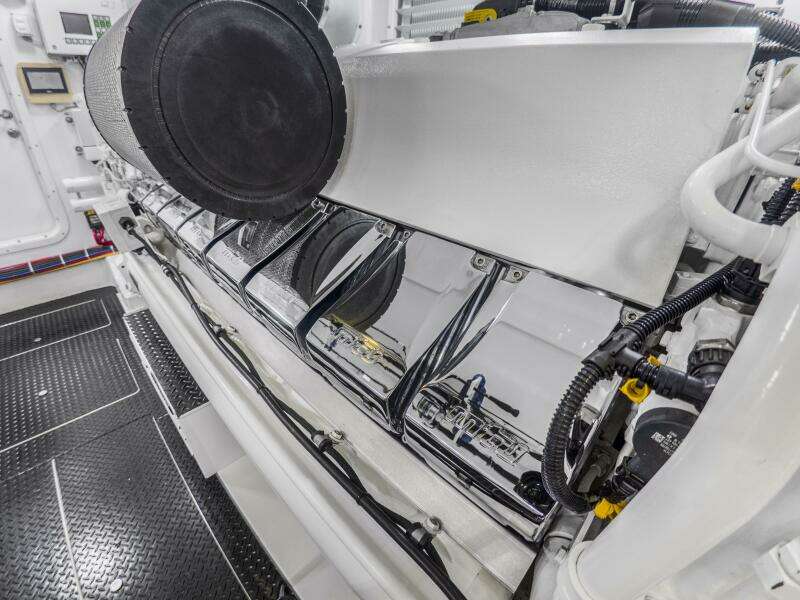 2021 Viking 92 Skybridge