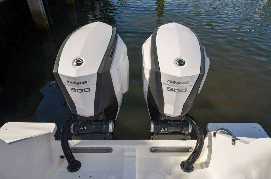 2013 Intrepid 300 Center Console