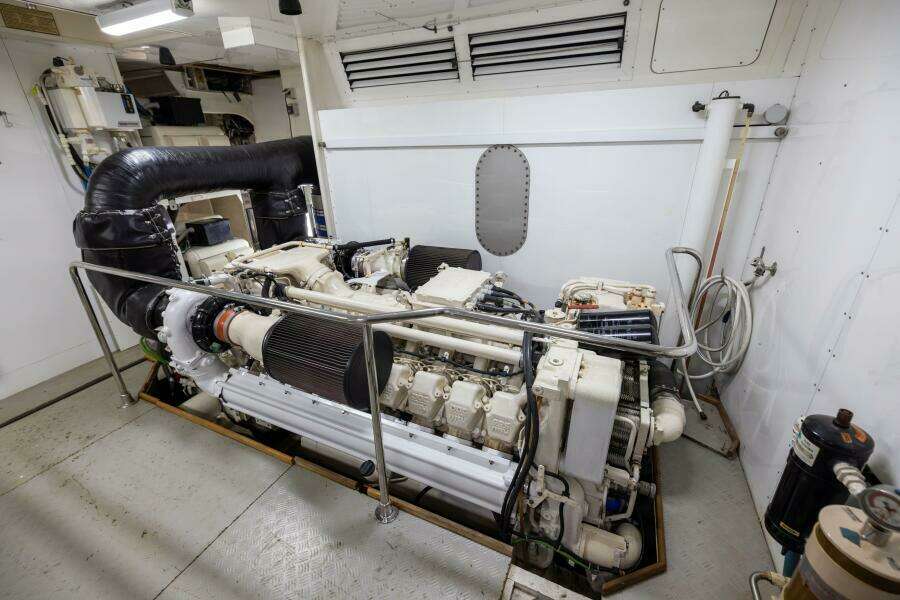 2001 Ferretti 94 Raised Pilothouse - Dreamchaser -Engine Room