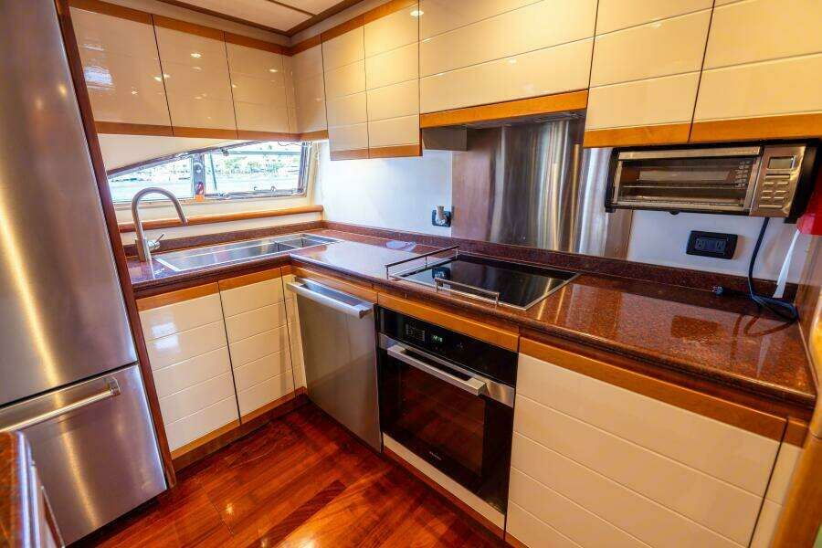 2001 Ferretti 94 Raised Pilothouse - Dreamchaser - Galley