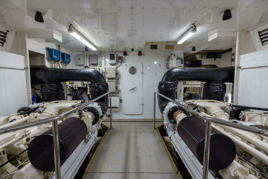 2001 Ferretti 94 Raised Pilothouse - Dreamchaser -Engine Room