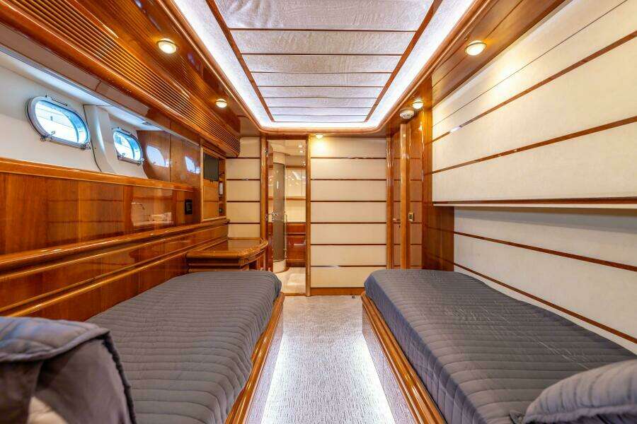 2001 Ferretti 94 Raised Pilothouse - Dreamchaser -Guest Stateroom