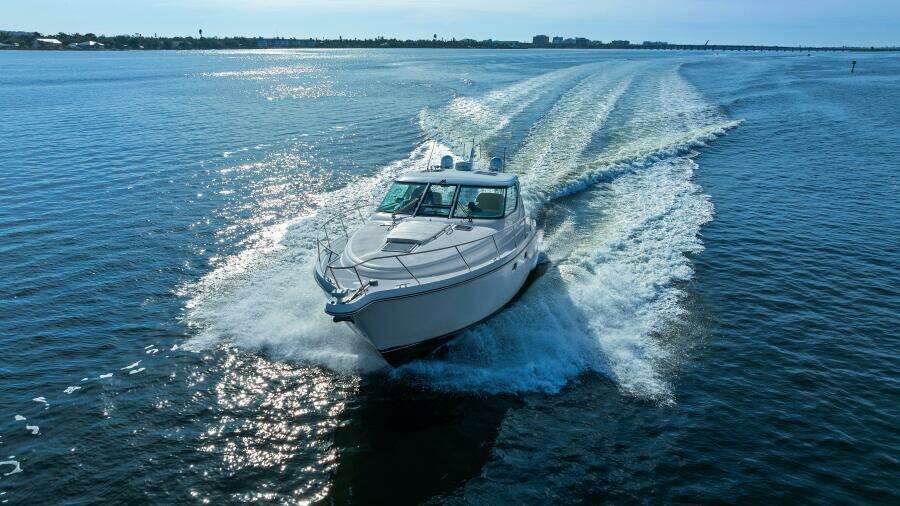 007 Tiara Yachts 4300 Sovran - Profile