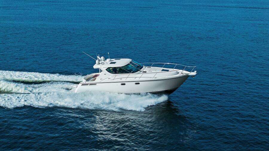 007 Tiara Yachts 4300 Sovran - Profile