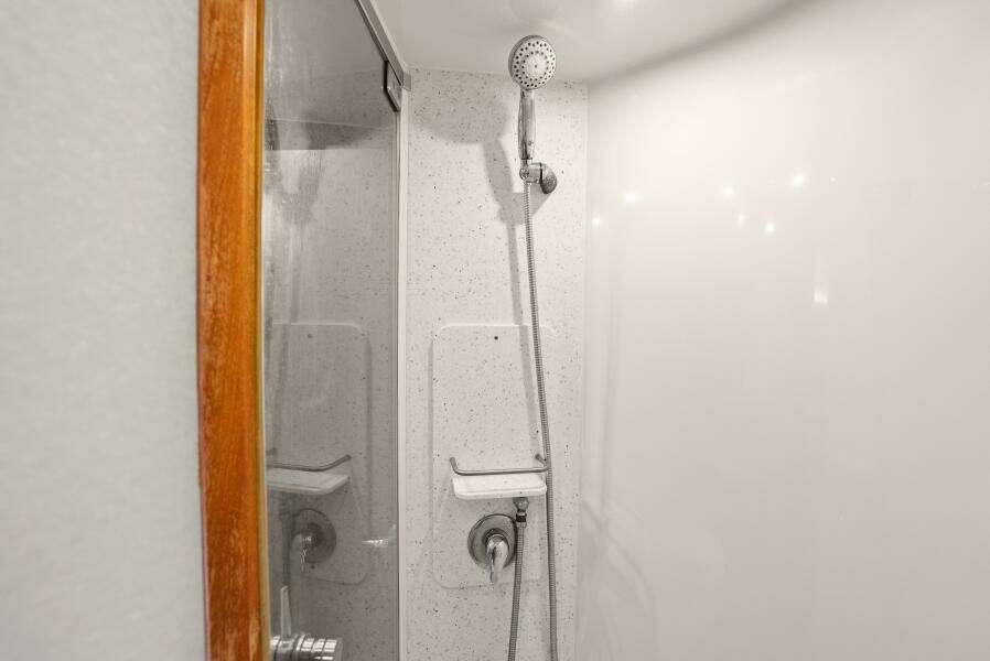 2007 Tiara Yachts 4300 Sovran - Head