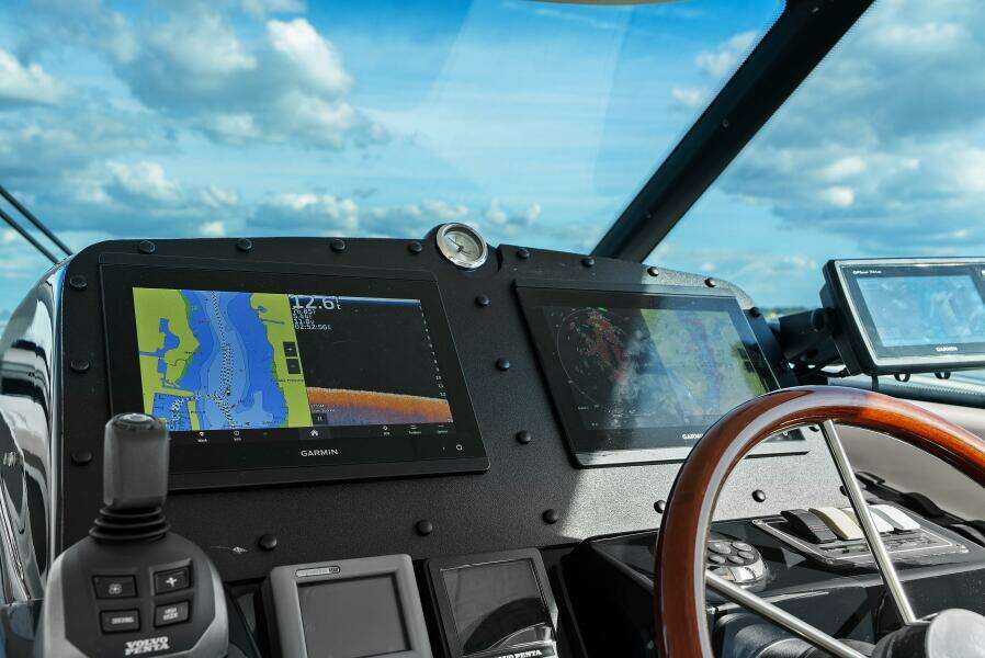 2007 Tiara Yachts 4300 Sovran - Helm