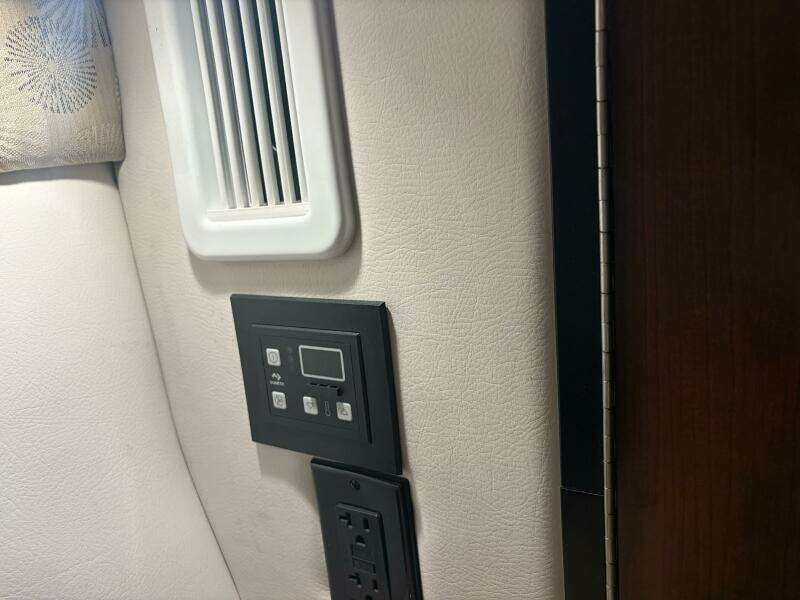 2019 Crownline 264 CR