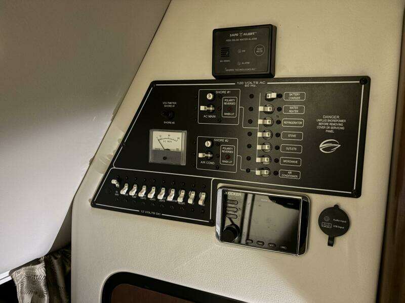 2019 Crownline 264 CR