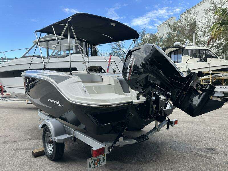 2023 Bayliner M17