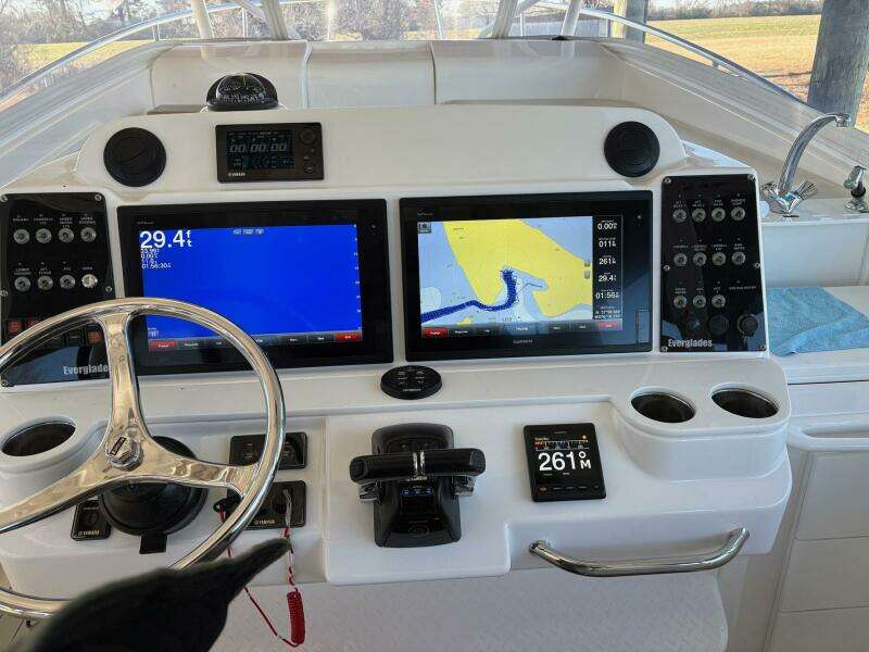 2017 Everglades 350 LX