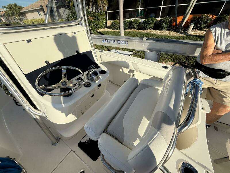 2006 Boston Whaler 240 Outrage