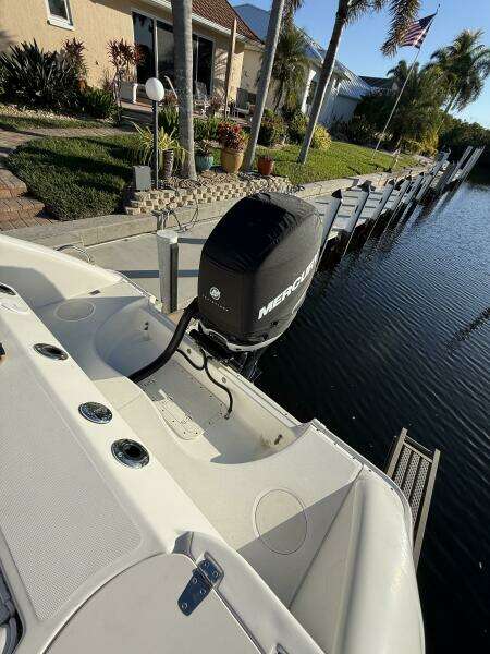 2006 Boston Whaler 240 Outrage