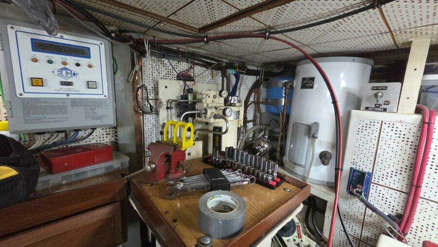 1987 DeFever 48 Tri Cabin