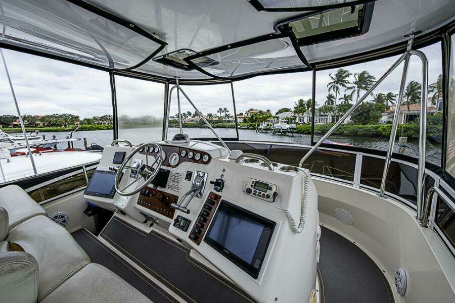 2000 Silverton 442 Cockpit Motoryacht